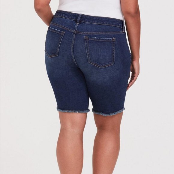 NWT TORRID SHORTS BERMUDA BOYFRIEND VINTAGE STRETCH DISTRESSED 10" INSEAM FRAYED - Picture 2 of 11